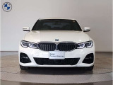 ☆BMWの代名詞とも言える【キドニーグリル】一目見ただけでBMW車であると認識できる確固たるアイコンとして存在感を放ちます☆