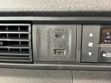 USB接続ジャックを装備!スマートフォンや対応するUSB機器を接続して、音楽などを車内で楽しむことができます。お気に入りの音楽と一緒に、毎日の通勤からロングドライブまで楽しめる便利な装備です。