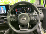 握りやすく、操作性の高いステアリング。快適なドライビングポジションを実現し、長距離運転でも疲れにくい設計です。確実なハンドリングで、運転の楽しさを向上させます。
