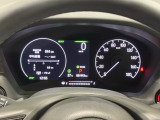ハイブリット車専用のメーターです。右側の大型スピードメーターに加え、ステアリングスイッチを使って左のマルチインフォメーション・ディスプレイで燃費や動力伝達などの情報が見れるようになっています。