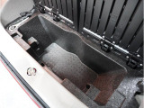 荷室下には大型の収納BOXがあります。