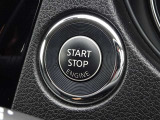 【プッシュスタート】キーが車内にあれば、エンジンの始動・停止はブレーキを踏んでスイッチを押すだけ!キーを取り出す手間を省き、ワンプッシュで操作するので簡単でスムーズ!