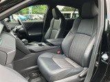 運転席からの視界は良好。周囲の状況を把握しやすく、安全な運転をサポートします。快適なドライビングをどうぞ。
