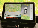 車両周辺の状況を視覚的に確認できるモニター画面です。安全な運転をサポートし、駐車時の不安を軽減します。運転支援機能の一環として活用ください。