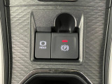 【電動パーキングブレーキ+オートブレーキホールド機能】 指先だけで簡単に操作が可能なパーキングブレーキ、スイッチを押すとブレーキペダルから足を離してもブレーキを保持できるオートブレーキホールド搭載。