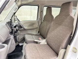 トヨタ中古車「まるごとクリーニング」施工済。外装はもちろん内装はシートを外して見えない所まで徹底洗浄しています。