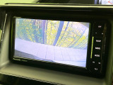 【バックカメラ】駐車時に後方がリアルタイム映像で確認できます。大型商業施設や立体駐車場での駐車時や、夜間のバック時に大活躍!運転スキルに関わらず、今や必須となった装備のひとつです!