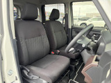 運転席からの眺めは良好で、運転に集中できます。座り心地の良いシートが、長距離ドライブでも疲れを軽減します。快適な空間です。