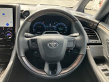 握りやすいステアリングは、運転操作をスムーズに行えます。オーディオやハンズフリー通話などの操作も可能です。快適なドライビングをサポートします。