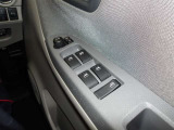 パワーウィンドウスイッチで運転席から全席の窓の開閉ができます。