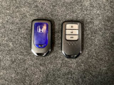 スマートキーを装備しています。鍵を差し込むことなくドアロックの開け閉めと、スタートボタン操作でのエンジンスタートができます。ボタン操作でトランクが開けられるトランクオープナーもついています。