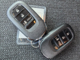 便利なスマートキー付き。キーを取り出さずにドアの施錠・解錠やエンジン始動が可能です。