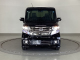 ディスチャージヘッドライト【HID】を装備していますのでとても明るく、夜間の走行や雨の日も安全・安心です。