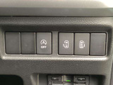 両側電動スライドドアのスイッチがあります。運転席に座ったままスライドドアの操作ができます。