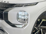 【LEDヘッドライト】悪天候や夜間走行時も良好な視界を確保し安心して運転できる高輝度LEDヘッドライトを装備!点灯速度が早く、消費電力も抑えられています。