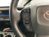 運転中、オーディオの操作をしてて、ハッとしたことはありませんか?ステアリングスイッチは、運転中でもハンドルでオーディオの操作が可能です。安全なドライブをサポートします。