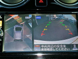 リバースにシフトするとまるで上空から見下ろしているような感じにナビゲーション画面に映し出します