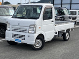 角張ったフロントマスクが特徴的で、運転時の視認性も確保されています。小回りが利き、作業効率を高める一台です。
