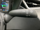 操作しやすい位置に配置されたウインカーレバー。スムーズな操作で、安全な車線変更をサポートします。直感的に使える設計です。