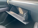 車検証なども収納できる大型のグローブボックスは、使い勝手もよく役立ちます!