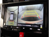 パノラミックビューモニター付きです。車両を上から見たような映像をディスプレイオーディオ画面に表示。運転席からの目視だけでは見にくい、車両周辺の状況をリアルタイムでしっかり確認できます。