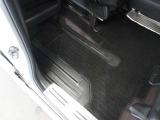 ◆スーパースライドシート◆助手席を後ろへスライドすれば運転席後に座るお子様のお世話を楽に。前にスライドすれば後席にお子様を座らせた後にそのまま運転席に。大きく動く助手席で空間を自在に変化!