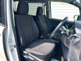 運転席まわりには十分なスペースがあり、大柄な方でもゆったり運転していただける環境です。