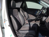 お車選びをお楽しみ頂けるよう、在庫車の展示スペースを十分に確保しております。