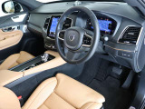 適度な包まれ感がありながらも見晴らしの良いインテリア 大型センターディスプレイは運転席側に向けられており、操作感や視認性も良好です