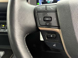 運転中、オーディオの操作をしてて、ハッとしたことはありませんか?ステアリングスイッチは、運転中でもハンドルでオーディオの操作が可能です。安全なドライブをサポートします。