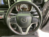 握りやすいステアリングは、運転操作をスムーズにします。スポーティなデザインで、より運転を楽しめるように仕上げられています。