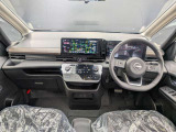 先進的なデザインのコックピット。大型のNissanConnectナビと一体感のあるメーター、木目調パネルが上質な空間を演出。操作性に優れた配置で、快適なドライブをサポートします。