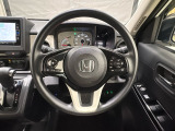 ハンドルにHondaセンシング系のクルーズコントロールやレーンキープアシストなどのスイッチと、オーディオの操作スイッチが装備されています。ハンドルから手を離さず安全に操作できます。