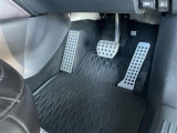 マツダならではのペダルレイアウトです。長距離でも疲れにくいです。