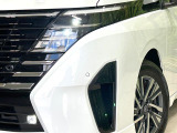 【LEDヘッドライト】悪天候や夜間走行時も良好な視界を確保し安心して運転できる高輝度LEDヘッドライトを装備!点灯速度が早く、消費電力も抑えられています。