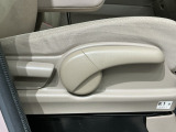 シートハイトアジャスターが付いているので運転姿勢を調整するのに便利ですね。身長に合ったシートポジションは安全運転や疲労軽減にもつながります。