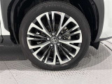 アルミホイールを装備、タイヤサイズは215/50R18です。
