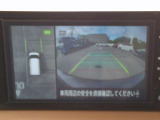 空から見下ろすような視点で、スムーズな駐車と安全確認をサポートする「アラウンドビューモニター」付です。