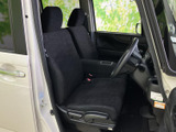 ゆったりと座れる運転席。快適な座り心地で、長距離運転でも疲れにくいです。洗練された空間で運転を楽しめます。