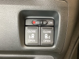 リアドアは乗り降りに便利な両側電動スライドドアです。また運転席に座っていながらスイッチ操作で自在にスライドドアを開け閉めできます。