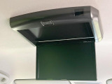 【フリップダウンモニター】大画面モニターで後席でもエンタメをお楽しみいただけます。小さなお子様にも大人気の装備です♪
