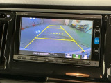 リバースギアに入れるだけで後方の表示へ切り替わります。夜間や雨の日の駐車も楽になりますよ。