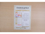 【車両検査証明書】店頭にて、クルマの状態が一目で分かる査証明書を公開中。トヨタ認定検査員が厳しく検査し、状態を点数と図解で表示しています。修復歴はもちろん、傷やヘコミの箇所や程度がご確認いただけます。