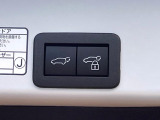 【パワーバックドア】スマートキーや運転席のボタンを押すだけでリアゲートが自動で開閉します!荷物を持っている時や、高い位置にあるバックドアを閉める際に便利な機能です♪