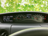 視認性の高いメーター類で、運転状況を的確に把握できます。燃料消費量や走行距離なども確認しやすく、運転の安全性をサポートします。