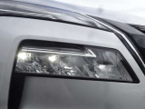 【アダプティブLEDヘッドライト】夜間走行時対向車を感知し、対向車がいるところだけ自動でハイビームの切り替えをしてくれるので、良好な視界を確保し安心して運転できます☆