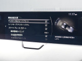 こちらのお車には先進安全装備が多数搭載されています。衝突被害を回避あるいは軽減するためのブレーキや、後方死角からの接近警報、車線逸脱を防止する警報装置など、詳しくはスタッフまでお尋ねください。