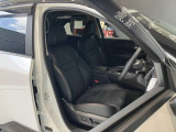 運転席まわりです。運転席からの視界が左右に広く隅々まではっきりと見渡せます!クルマの前端も把握しやすく安心して運転できます!