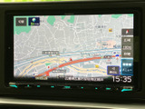 鮮明な地図表示で、目的地までの道順をしっかり確認できます。渋滞情報もリアルタイムで表示され、スムーズな移動を支援します。