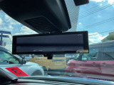 【スマートルームミラー】後方の映像を高精細モニターに映し出し、荷物や乗員で視界が遮られても安全に確認可能。夜間や雨天でもクリアな視界を確保する先進装備です。